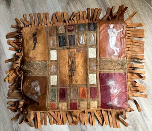 Almohada decorada de 1910 con emblema universitario tarjetas de cuero tabaco y figuras deportivas - Imagen 1 de 4