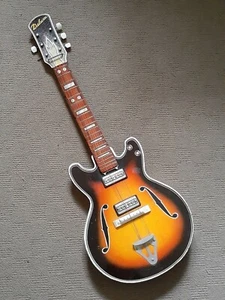 VINTAGE GIBSON STYLED DELUXE BRAND TOY GUITAR CIRCA 1960'S - Picture 1 of 6