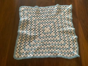 COPERTA CARROZZINA BAMBINO BLU E BIANCA ALL'UNCINETTO A MANO 20" QUADRATA - Foto 1 di 2