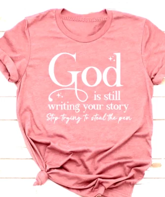 Camiseta para mujer "Dios sigue escribiendo tu historia ~ deja de robar la pluma" Foto 1 de 3