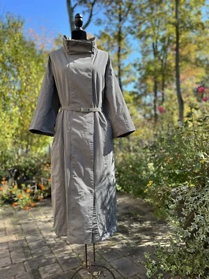 $4495 BRUNELLO CUCINELLI CAPA DE CHUVA LONGA TRENCH COAT CINTO MONILI NOVO SEM ETIQUETAS Tamanho 50 - Imagem 1 de 4
