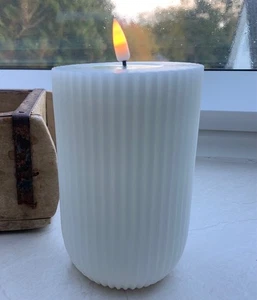 B - Ware -   Shape Gerillte Kerze Weiß 7,5 x 12,5 cm - ohne Verpackung - Bild 1 von 6