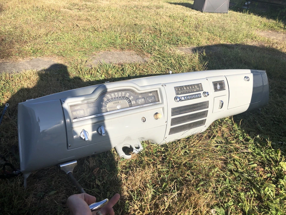 1951 1952 Plymouth Cambridge Cranbrook Concord medidores restaurados tablero de instrumentos y radio Foto 1 de 4