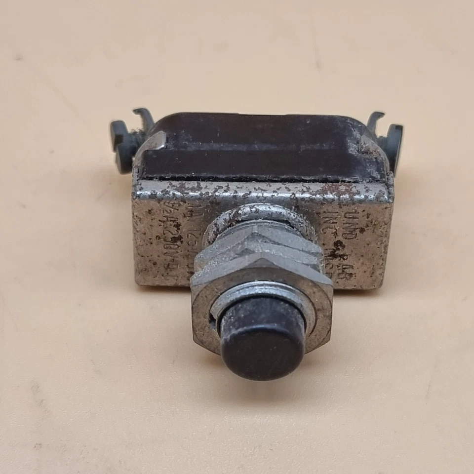 MCGILL UND LAB INC LISTA INTERRUPTOR PULSADOR MOMENTÁNEO 1HP20V, 240 VAC Foto 1 de 4