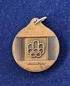 1976 MONTREAL OLYMPISCHE SPIELE BRONZE METALL SCHLÜSSELANHÄNGER ANHÄNGER/ANHÄNGER/VOLLEYBALL/VINTAGE - Bild 1 von 2