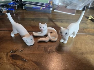 Weiße Porzellan Katzen Kätzchen x 3 Set handbemalt verspielte Kätzchen  - Bild 1 von 4