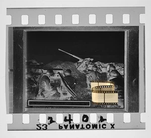 Negativ 4x3,5cm  US-Soldaten die eine erbeutete deutsche 8,8-cm-Flak 43 abfeuern - Bild 1 von 1