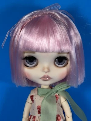 MUÑECA BLYTHE ROBLE PERSONALIZADA DE BLYTHEALOT (PELO CORTO ROSA) Foto 1 de 4
