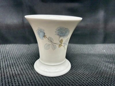 Jarrón flauta Wedgwood "ICE ROSE" ~ Inglaterra ~ 3 1/2" de alto ~ 3 3/8" apertura Foto 1 de 4