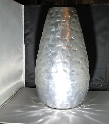 Jarrón West Elm de metal plateado martillado de 14" Foto 1 de 4