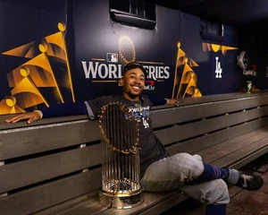 Foto 8x10 MLB Mookie Betts Los Angeles Dodgers 2024 Serie Mundial Campeones Trofeo - Imagen 1 de 1