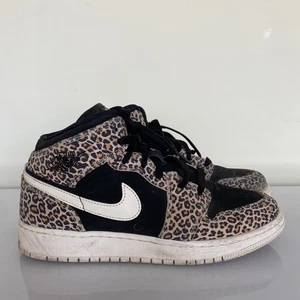 Air Jordan 1 Mid Zapatos Mujer Talla 6Y Estampado Leopardo BQ6931-021 Nike GS - Imagen 1 de 10