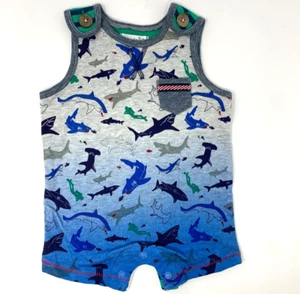 Mud Pie Baby Jungen 0-3 Monate grau und blau Hai Print kurzer Sommer Strampler - Bild 1 von 5
