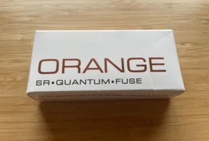 SYNERGISTIC RESEARCH ORANGEFARBENE SICHERUNG GROSS (6,3 X 32 mm) 4 A LANGSAM. NEU - Bild 1 von 1