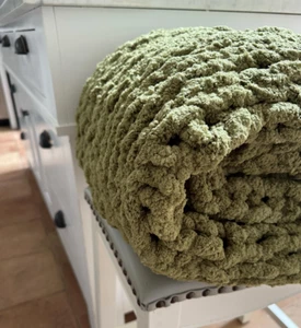 Soft and Luxurious Green Chenille Throw,50''x 60'', Chunky Handmade Knit Blanket - Picture 1 of 7