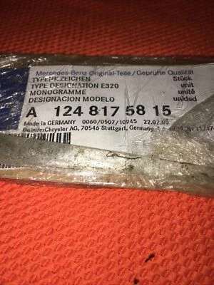 正品梅赛德斯-奔驰 Trunk 徽章 E320 铬制甲板盖 (1994 - 2007) 1248175815 — 第 1/2 张图片