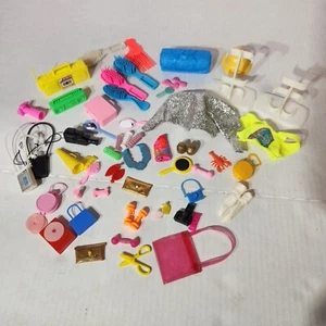 De colección Barbie Moda Muñeca Accesorios Cartera Música Rodillos de Pelo Soporte Pesas - Imagen 1 de 7