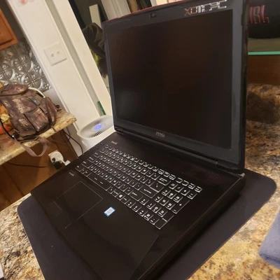 Computadora portátil para juegos MSI GT72 6QD Dominator G LEER Foto 1 de 4