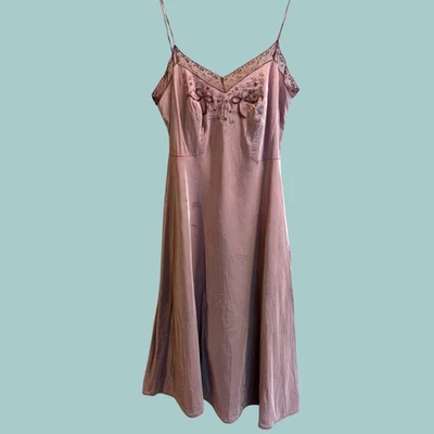 Vestido sin Mangas Vintage Años 40 Ciruela Rayón Bordado Sesgo Doble Lazo y Encaje Foto 1 de 4