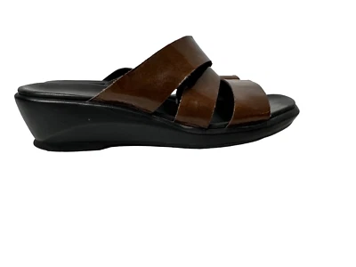 Cuñas deslizantes cruzadas de charol marrón Clark’s Foto 1 de 4