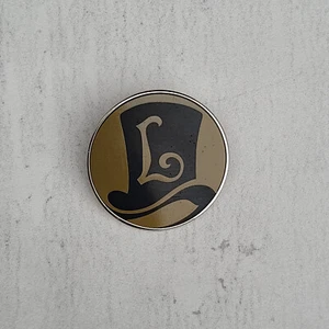 PROFESOR LAYTON pin insignia merchandising para fans del juego Nintendo ENVÍO GRATUITO - Imagen 1 de 3