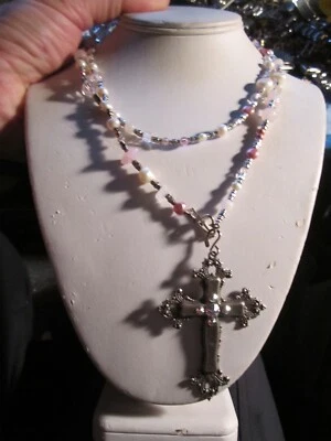 COLLAR CON CUENTAS DE PERLAS GENUINO 35" Y CRISTALES Y COLGANTE CRUZ RELIGIOSA BBA-16B Foto 1 de 4