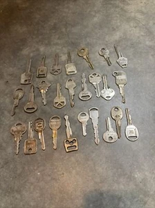 Menge 26 VINTAGE zufällige verschiedene Schlüssel sammeln Handwerk kostenloser Versand - Bild 1 von 5