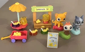 Littlest Pet Shop~#855~Cat~#856~Ladybug~#857~Dog~Lemonade Stand & Accessories - Picture 1 of 9