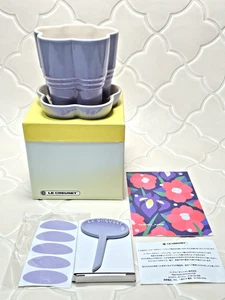 Le Creuset Steingut Übertopf und Etikettenstab Fleur Set Pastell Lila UNBENUTZT - Bild 1 von 22
