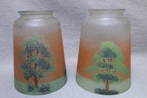 Par de pantallas de lámpara de vidrio antiguas pintadas a mano para árboles artesanales de 2 1/4" - Imagen 1 de 7