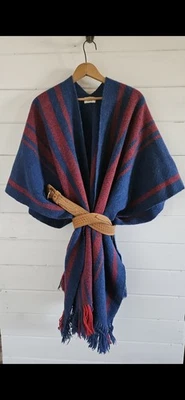 Poncho Chal Delantero Abierto Lana Tejido Azul Y Rojo Hecho por Leonora  Foto 1 de 4