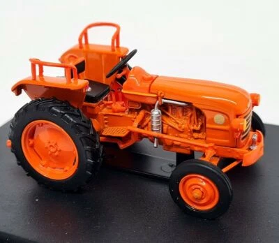 Hatchette 1/43 - Renault D22 1956 Orange Diecast & Plastic model Farm tractor - Image 1 of 4
