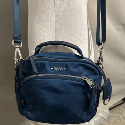 NUEVO Bolso sin asas Tumi Voyageur TAMY 8,25” pequeño bandolera AZUL ULTRA MARINO con PLATEADO Foto 1 de 4