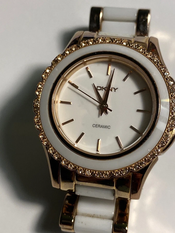 Relógio de pulso feminino DKNY rosto branco NY8821 - Nova bateria funcionando - Imagem 1 de 4