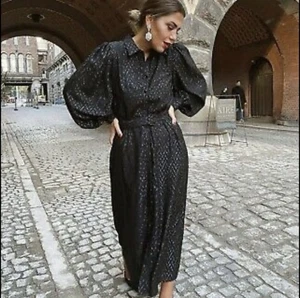 Neu Zara 119 $ schwarzes Midikleid mit Metallicfaden und Gürtel Small 7563/245 - Bild 1 von 12