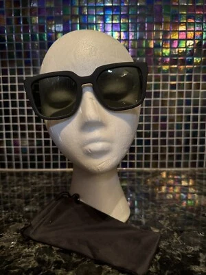 Gafas de sol Quay de gran tamaño negras de silicona con lente de humo borde dorado OUTCAST .1.1 A1 Foto 1 de 4