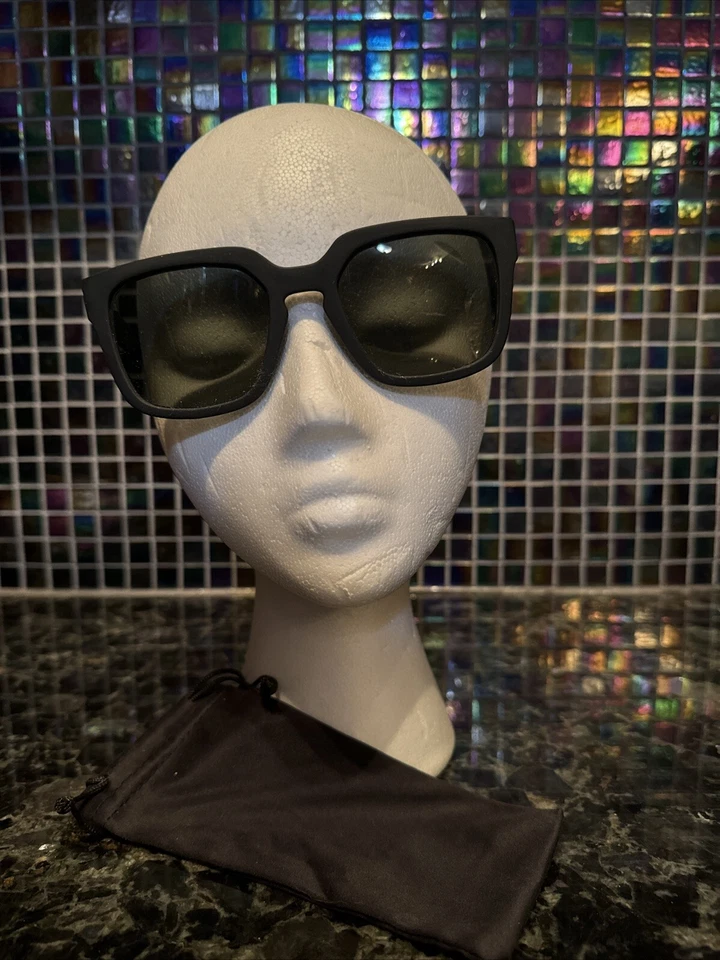 Gafas de sol Quay de gran tamaño negras de silicona con lente de humo borde dorado OUTCAST .1.1 A1 Foto 1 de 4