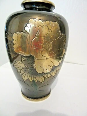1920 JARRÓN CHINO ESMALTE NEGRO SOBRE LATÓN FLOR DE PEONÍA 5 1/2" DE ALTO Foto 1 de 4