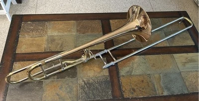 Trombón Holton modelo TR160, diámetro .547, campana de latón rosa de 9", envoltura abierta Foto 1 de 4