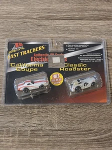 LIFE-LIKE HO NASCAR SLOT CAR CALIFORNIA CONFEZIONE DA 2 ROADSTER COUPE VINTAGE - Foto 1 di 1