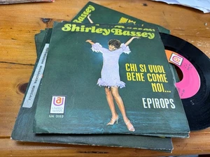 7"  ITALY  1968 Shirley Bassey – Chi Si Vuol Bene Come Noi... / Epirops - Foto 1 di 1