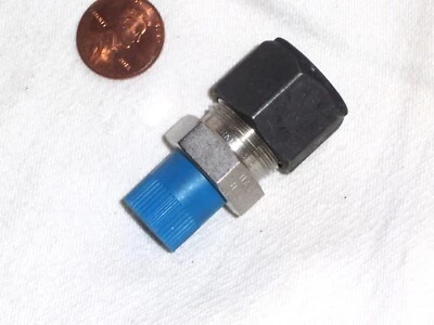 Parker® 5/8 compression X 1/2NPT MALE CONNECTOR 316 Stainless Steel 5/8" TUBE - Image 1 of 3