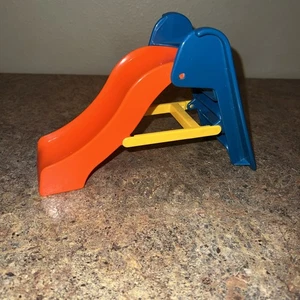 LITTLE TIKES VINTAGE CASA DE MUÑECAS TAMAÑO MUÑECA PATIO EXTERIOR TOBOGÁN  - Imagen 1 de 4
