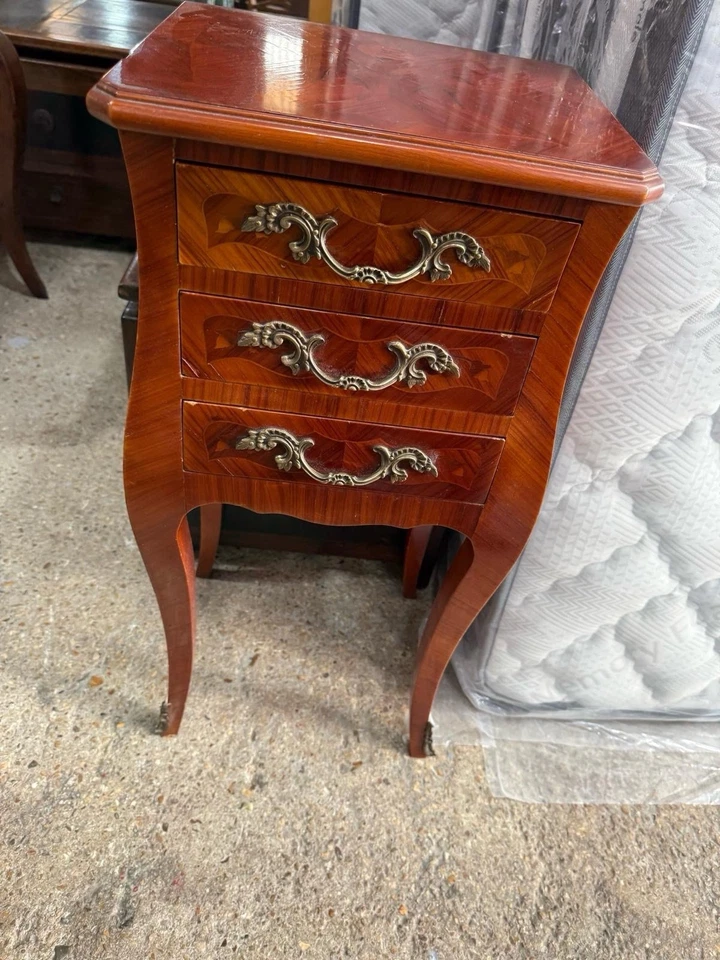 Petite commode galbée à trois tiroirs, style Louis XV/Louis-Philippe - Photo 1/1