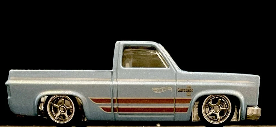 Rueda y neumático Hot Wheels azul claro 83 Silverado PERSONALIZADOS pilotos reales Foto 1 de 4