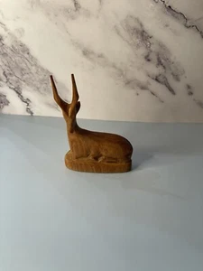 "Escultura artística de ciervo/antílope de madera tallada a mano - 4"" de alto" - Imagen 1 de 5