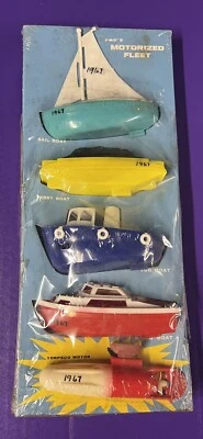 Barcos motorizados a batería de flota vintage 5&10 de plástico PMC 1967 NUEVOS Foto 1 de 3