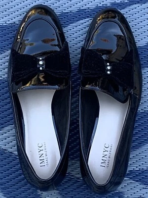Mocasín IMNYC Isaac Mizrahi charol negro con lazo de terciopelo usado en excelente estado para mujer talla 10M” Foto 1 de 4