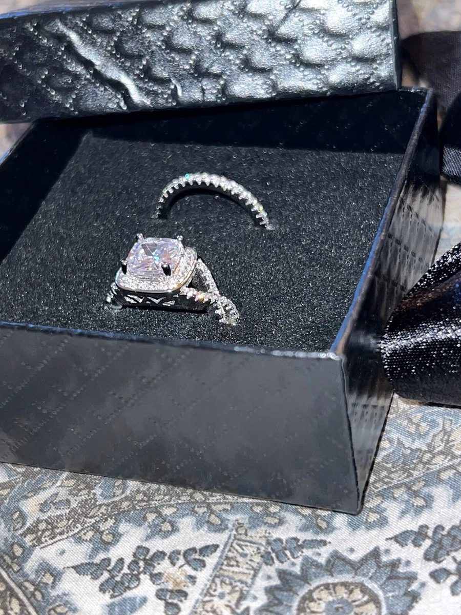 Anillo de compromiso para mujer de circonita cúbica envejecida de corte redondo de 1,00 quilates con 4 puntas chapadas en oro amarillo de 14 quilates y circonitas cúbicas de 1 quilate