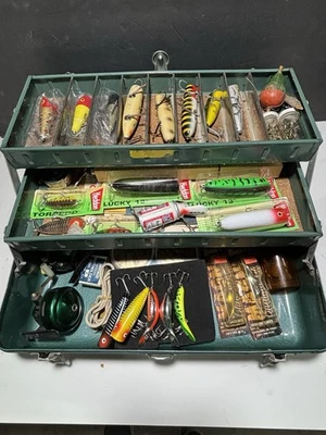 Caja de aparejos de metal vintage con señuelos de pesca carretes Heddon Johnson y más. Foto 1 de 4